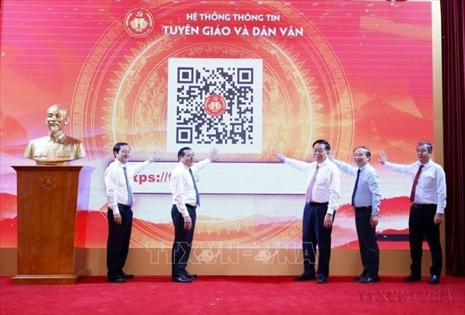 Lãnh đạo Ban Tuyên giáo và Dân vận Trung ương nhấn nút khai trương Hệ thống thông tin Tuyên giáo và Dân vận (Hà Nội, 04/7/2025). Ảnh: Phương Hoa/TTXVN