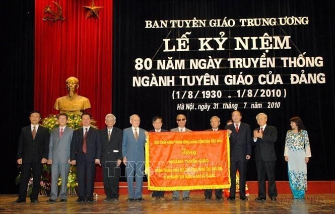 Chủ tịch Quốc hội Nguyễn Phú Trọng thay mặt Lãnh đạo Đảng và Nhà nước trao tặng bức trướng của Ban chấp hành Trung ương Đảng Cộng sản Việt Nam cho ngành Tuyên giáo tại Lễ kỷ niệm 80 năm Ngày truyền thống ngành Tuyên giáo của Đảng (Hà Nội, 31/7/2010). Ảnh: Doãn Tấn/TTXVN