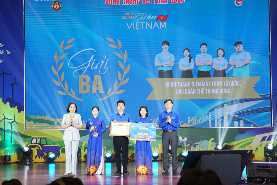 Giải ba trị giá 15.000.0000 đồng thuộc về Đoàn Thanh niên MTTQ, các đoàn thể TW. Ảnh: Lê Nghĩa. dsc09606.jpg