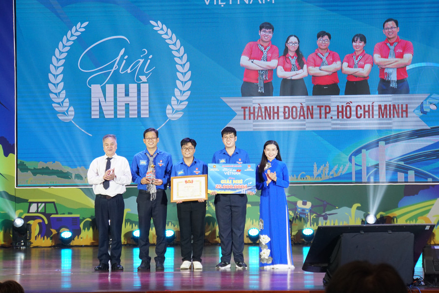 Giải nhì trị giá 25.000.0000 đồng thuộc về Thành Đoàn TPHCM. Ảnh: Lê Nghĩa. dsc09609.jpg