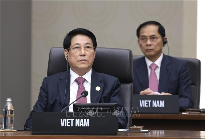 Chủ tịch nước Lương Cường dự Phiên họp thứ 2 Hội nghị Cấp cao APEC lần thứ 32. Ảnh: Lâm Khánh/TTXVN Chủ tịch nước Lương Cường dự Phiên họp thứ 2 Hội nghị Cấp cao APEC lần thứ 32. Ảnh: Lâm Khánh/TTXVN