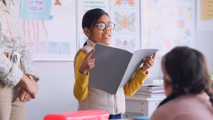 Kỹ năng tự tin nói chuyện trước đám đông sẽ giúp trẻ bộc lộ được những điều chúng muốn và học tập tốt hơn. (Ảnh minh họa)