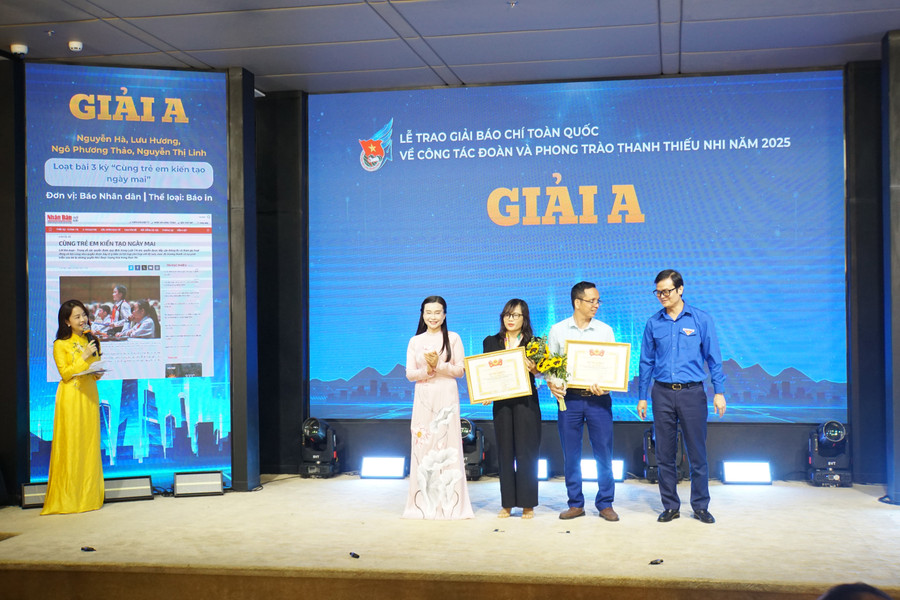 Nhóm tác giả đoạt giải A thể loại Báo in. dsc09215.jpg
