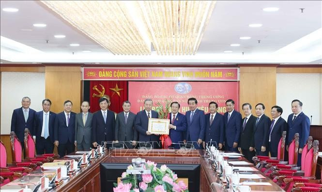 Tổng Bí thư Tô Lâm trao Huy hiệu 45 năm tuổi Đảng cho đồng chí Phan Đình Trạc, Ủy viên Bộ Chính trị, Bí thư Trung ương Đảng, Trưởng Ban Nội chính Trung ương. Ảnh: Phương Hoa/TTXVN. Tổng Bí thư Tô Lâm trao Huy hiệu 45 năm tuổi Đảng cho đồng chí Phan Đình Trạc, Ủy viên Bộ Chính trị, Bí thư Trung ương Đảng, Trưởng Ban Nội chính Trung ương. Ảnh: Phương Hoa/TTXVN.