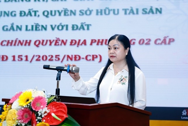 Bà Phạm Thị Thịnh, Trưởng phòng Đo đạc và Đăng ký đất đai phát biểu tại hội nghị. picture8.jpg