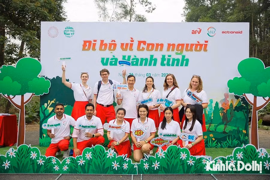 Các đại biểu chụp ảnh "check-in" tại sự kiện "Đi bộ vì Con người và Hành tinh”.