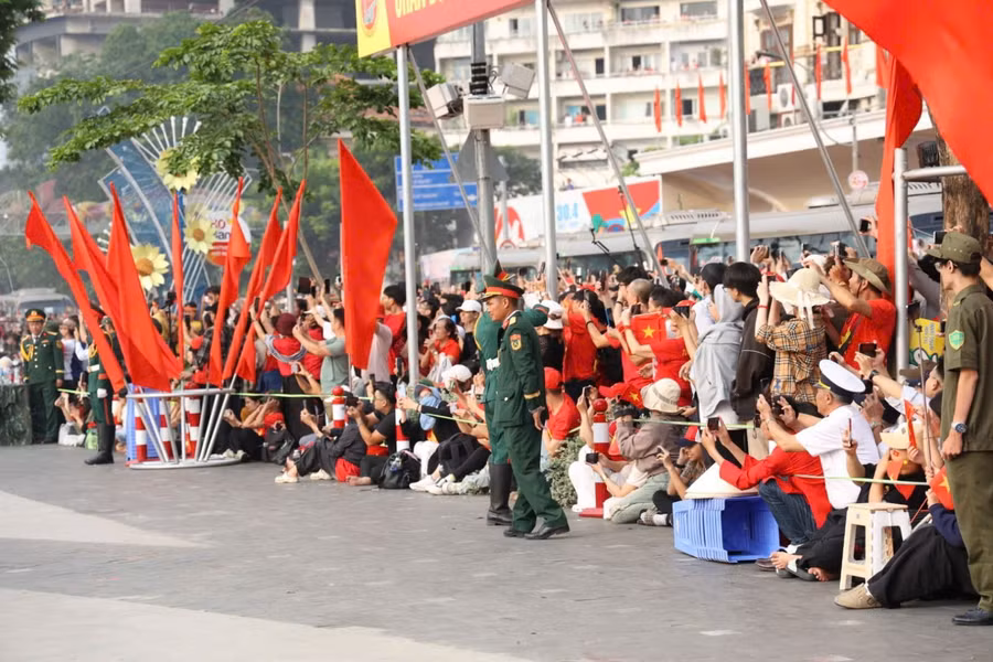 Người dân ngồi xem những màn pháo lễ bắn lên bầu trời khá đông tại bến Bạch Đằng, Quận 1.