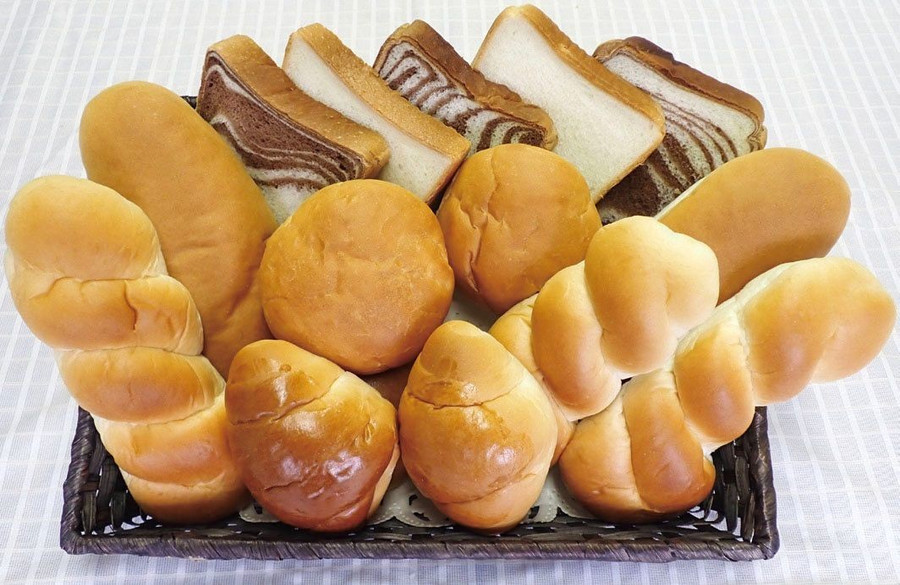 Nhiều loại bánh mì khác nhau được phục vụ trong bữa trưa học đường. Ảnh: Bảo tàng Lịch sử Bữa trưa Học đường Nhật Bản. 2784494.jpg