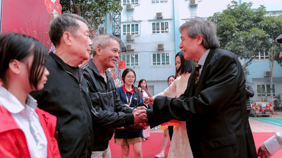 PGS.TS NGƯT Đặng Quốc Thống - Chủ tịch hội đồng trường THCS&THPT Đoàn Thị Điểm trao tặng các suất quà đến gia đình có hoàn cảnh khó khăn.