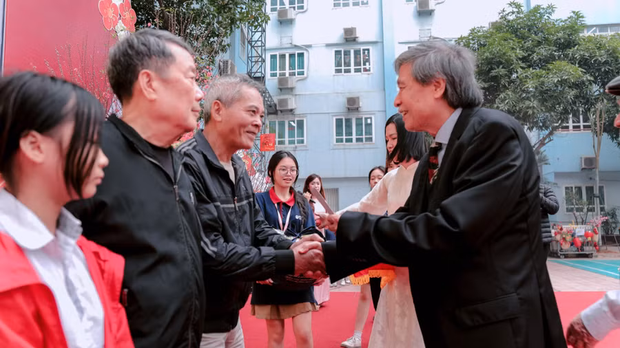 PGS.TS NGƯT Đặng Quốc Thống - Chủ tịch hội đồng trường THCS&THPT Đoàn Thị Điểm trao tặng các suất quà đến gia đình có hoàn cảnh khó khăn.