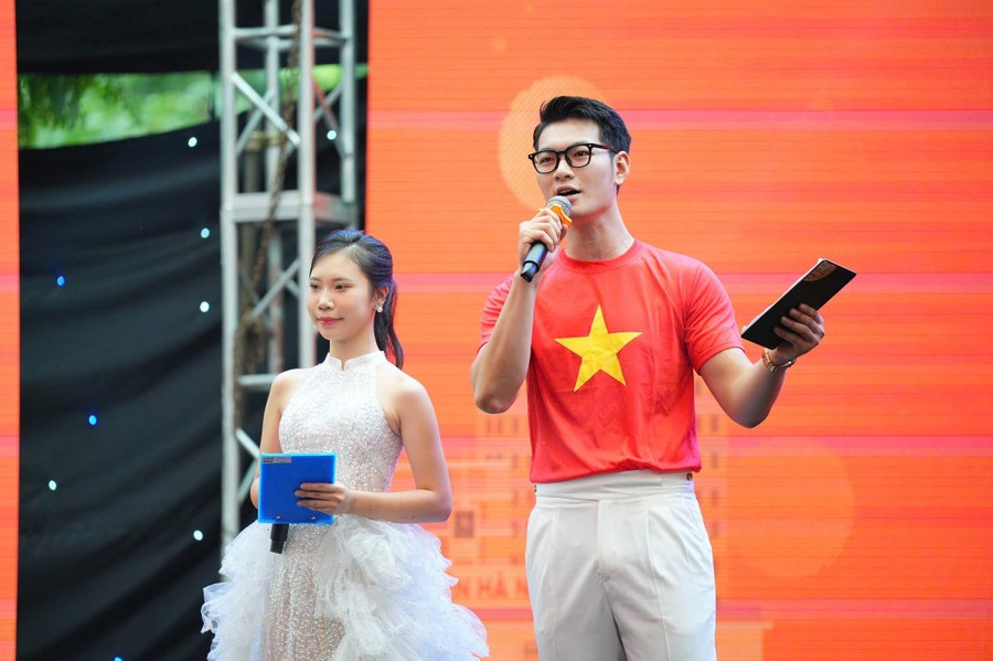 Đỗ Trà My trong vai trò trò người dẫn chương trình. tramy5620241222165335.jpg