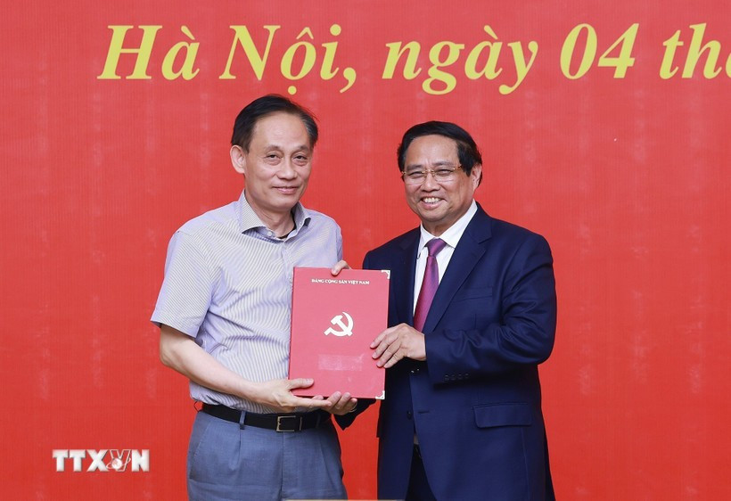 Thủ tướng Phạm Minh Chính trao Quyết định chỉ định đồng chí Lê Hoài Trung tham gia Ban Chấp hành, Ban Thường vụ Đảng ủy Chính phủ nhiệm kỳ 2020-2025 . (Ảnh: Dương Giang/TTXVN). Thủ tướng Phạm Minh Chính trao Quyết định chỉ định đồng chí Lê Hoài Trung tham gia Ban Chấp hành, Ban Thường vụ Đảng ủy Chính phủ nhiệm kỳ 2020-2025 . (Ảnh: Dương Giang/TTXVN).
