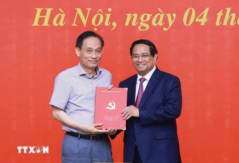 Thủ tướng Phạm Minh Chính trao Quyết định chỉ định đồng chí Lê Hoài Trung tham gia Ban Chấp hành, Ban Thường vụ Đảng ủy Chính phủ nhiệm kỳ 2020-2025 . (Ảnh: Dương Giang/TTXVN).