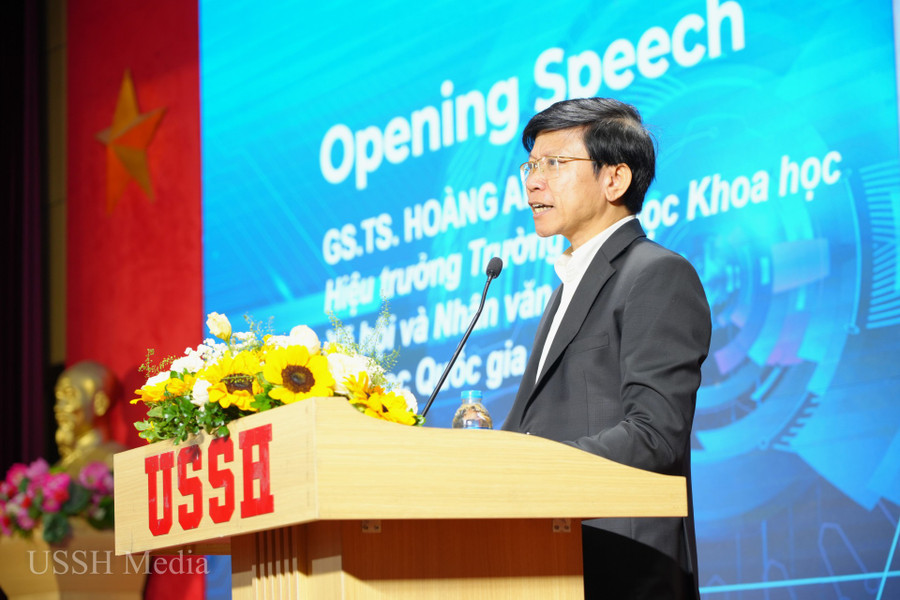 GS.TS Hoàng Anh Tuấn - Hiệu trưởng Trường Đại học Khoa học Xã hội và Nhân văn phát biểu khai mạc hội thảo. Ảnh: USSH Media. ussh-hoithaoai-12.jpg