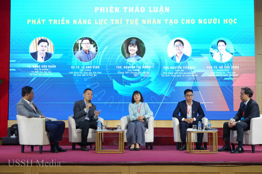 Các chuyên gia đến từ Bộ GD&ĐT, Trường THPT chuyên Chu Văn An, Tập đoàn Công nghệ Tài chính Momo, Trường ĐH KHXH&NV thảo luận các vấn đề về giải pháp và định hướng chính sách cho sự phát triển năng lực AI cho người học trong hệ thống giáo dục quốc dân. Ảnh: USSH Media. ussh-hoi-thao-ai-phien-2-3.jpg