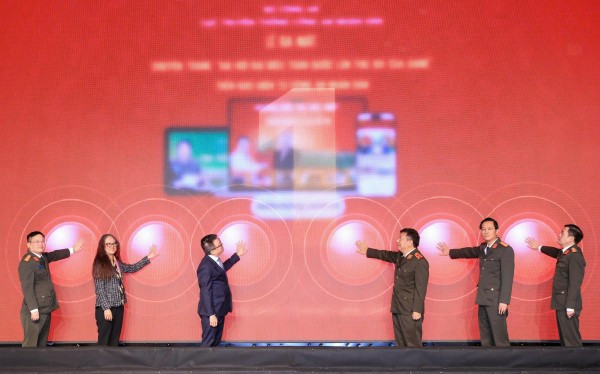 Các đại biểu thực hiện nghi thức bấm nút ra mắt Chuyên trang.