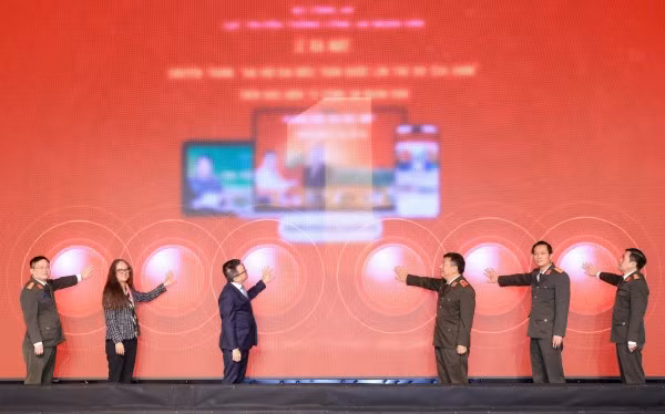 Các đại biểu thực hiện nghi thức bấm nút ra mắt Chuyên trang.