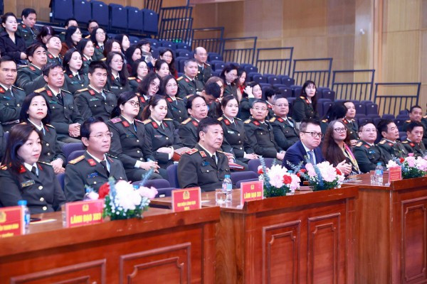 Các đồng chí lãnh đạo, đại biểu tham dự buổi lễ.