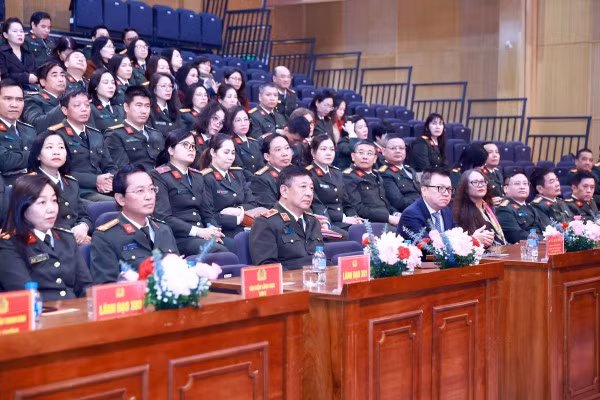 Các đồng chí lãnh đạo, đại biểu tham dự buổi lễ.