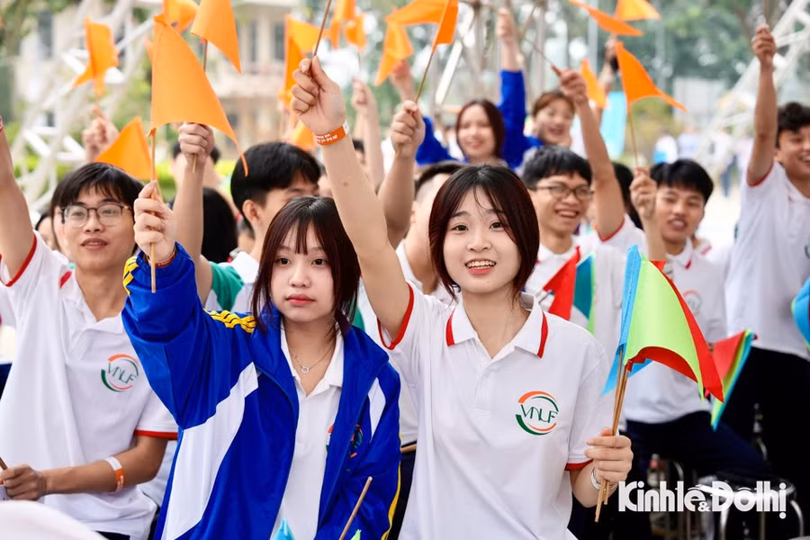 Học sinh, sinh viên hào hứng tham gia Cuộc thi "nhà thông thái SDGs - Vì con người và hành tinh" tại sự kiện.