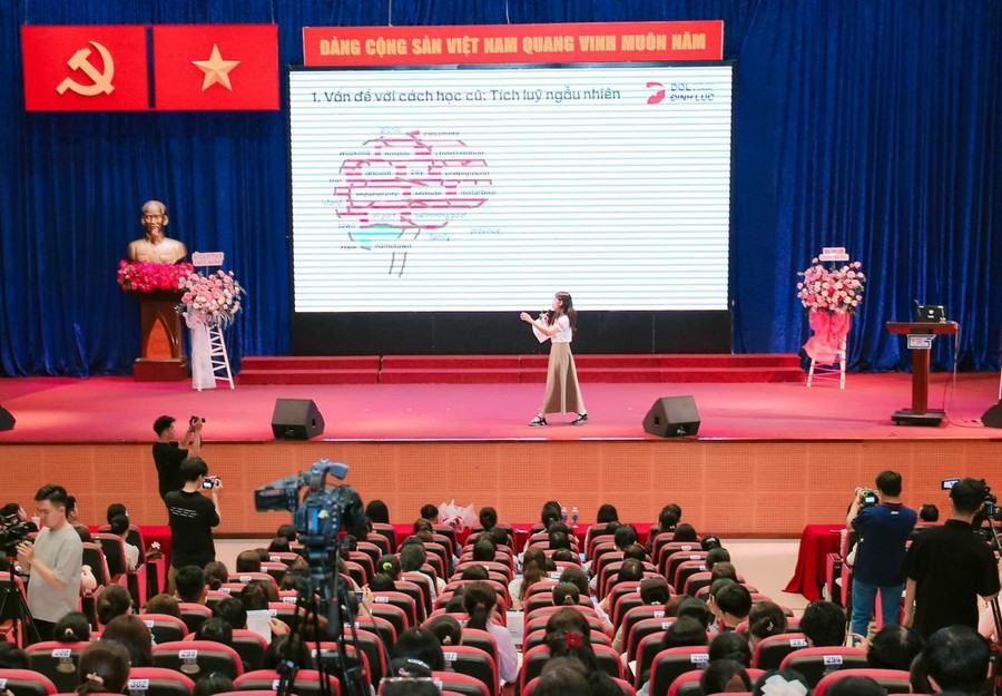 Phương pháp Linearthinking được Trung tâm Thông tin và Chương trình giáo dục (Sở GD&ĐT TPHCM) mời chia sẻ tại một buổi tập huấn với 800 giáo viên trường tiểu học, THCS unnamed.jpg