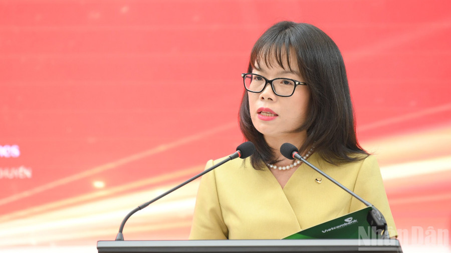 Bà Đoàn Hồng Nhung - Thành viên Ban Điều hành, Giám đốc Khối Bán lẻ, Ngân hàng Vietcombank phát biểu tại buổi họp báo. (Ảnh: THẾ ĐẠI). Bà Đoàn Hồng Nhung - Thành viên Ban Điều hành, Giám đốc Khối Bán lẻ, Ngân hàng Vietcombank phát biểu tại buổi họp báo. (Ảnh: THẾ ĐẠI).