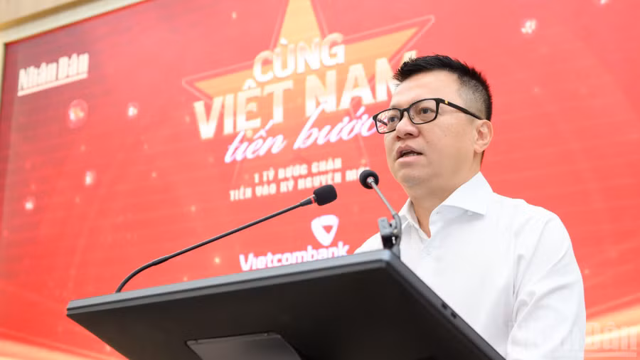 Tổng Biên tập Lê Quốc Minh phát biểu tại buổi họp báo. (Ảnh: THẾ ĐẠI).