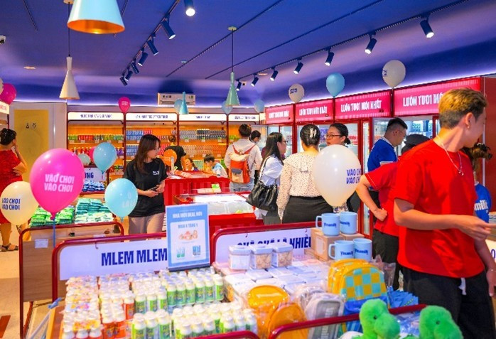 Các cửa hàng Vinamilk đã được thay đổi đồng bộ theo nhận diện thương hiệu mới. Ảnh: Vi Nam picture3-8535.jpg