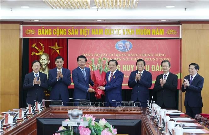 Các đồng chí lãnh đạo Ban Nội chính Trung ương chúc mừng đồng chí Phan Đình Trạc, Ủy viên Bộ Chính trị, Bí thư Trung ương Đảng, Trưởng Ban Nội chính Trung ương nhận Huy hiệu 45 năm tuổi . Ảnh: Phương Hoa/TTXVN. Các đồng chí lãnh đạo Ban Nội chính Trung ương chúc mừng đồng chí Phan Đình Trạc, Ủy viên Bộ Chính trị, Bí thư Trung ương Đảng, Trưởng Ban Nội chính Trung ương nhận Huy hiệu 45 năm tuổi . Ảnh: Phương Hoa/TTXVN.
