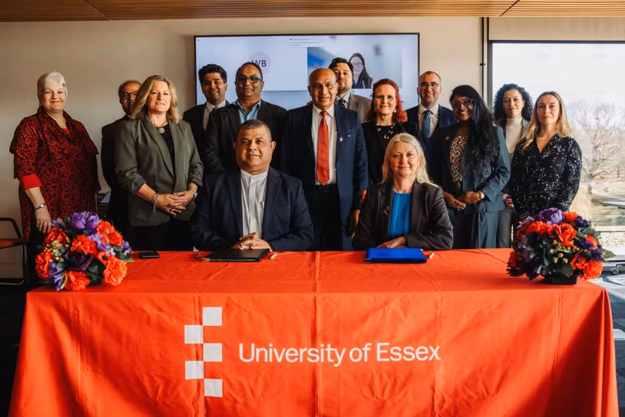 Quan hệ đối tác được củng cố sau lễ ký kết đặc biệt tại Colchester, Essex. Ảnh: Đại học Essex