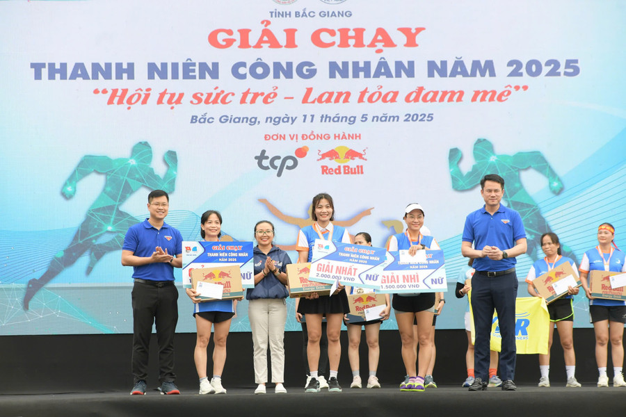 BTC trao giải nội dung thi đấu chạy bộ Nữ. b1a6cfbf-b9dd-4c7f-b69b-fbf3458ee372.jpg
