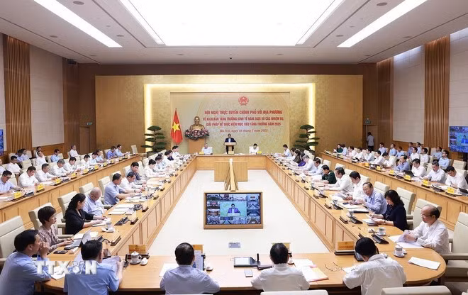 Thủ tướng Phạm Minh Chính chủ trì Hội nghị Chính phủ với địa phương về kịch bản tăng trưởng kinh tế năm 2025. (Ảnh: Dương Giang/TTXVN)