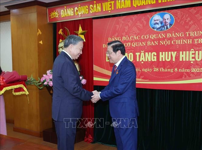 Tổng Bí thư Tô Lâm trao Huy hiệu 45 năm tuổi Đảng cho đồng chí Phan Đình Trạc, Ủy viên Bộ Chính trị, Bí thư Trung ương Đảng, Trưởng Ban Nội chính Trung ương. Ảnh: Phương Hoa/TTXVN. Tổng Bí thư Tô Lâm trao Huy hiệu 45 năm tuổi Đảng cho đồng chí Phan Đình Trạc, Ủy viên Bộ Chính trị, Bí thư Trung ương Đảng, Trưởng Ban Nội chính Trung ương. Ảnh: Phương Hoa/TTXVN.