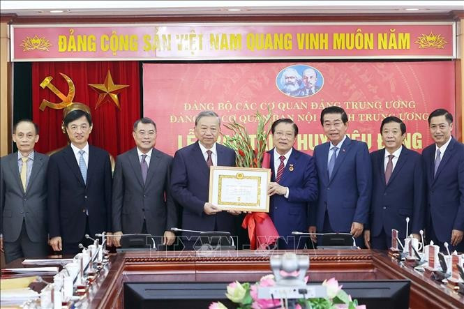 Tổng Bí thư Tô Lâm trao huy hiệu 45 năm tuổi Đảng tặng đồng chí Phan Đình Trạc, Trưởng Ban Nội chính Trung ương. Ảnh: Thống Nhất/TTXVN. Tổng Bí thư Tô Lâm trao huy hiệu 45 năm tuổi Đảng tặng đồng chí Phan Đình Trạc, Trưởng Ban Nội chính Trung ương. Ảnh: Thống Nhất/TTXVN.