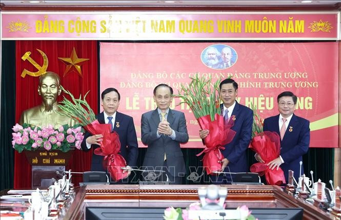 Đồng chí Lê Hoài Trung, Bí thư Trung ương Đảng, Chánh Văn phòng Trung ương trao Huy hiệu 40 năm và 30 năm tuổi Đảng cho các đồng chí lãnh đạo Ban Nội chính Trung ương. Ảnh: Phương Hoa/TTXVN. Đồng chí Lê Hoài Trung, Bí thư Trung ương Đảng, Chánh Văn phòng Trung ương trao Huy hiệu 40 năm và 30 năm tuổi Đảng cho các đồng chí lãnh đạo Ban Nội chính Trung ương. Ảnh: Phương Hoa/TTXVN.