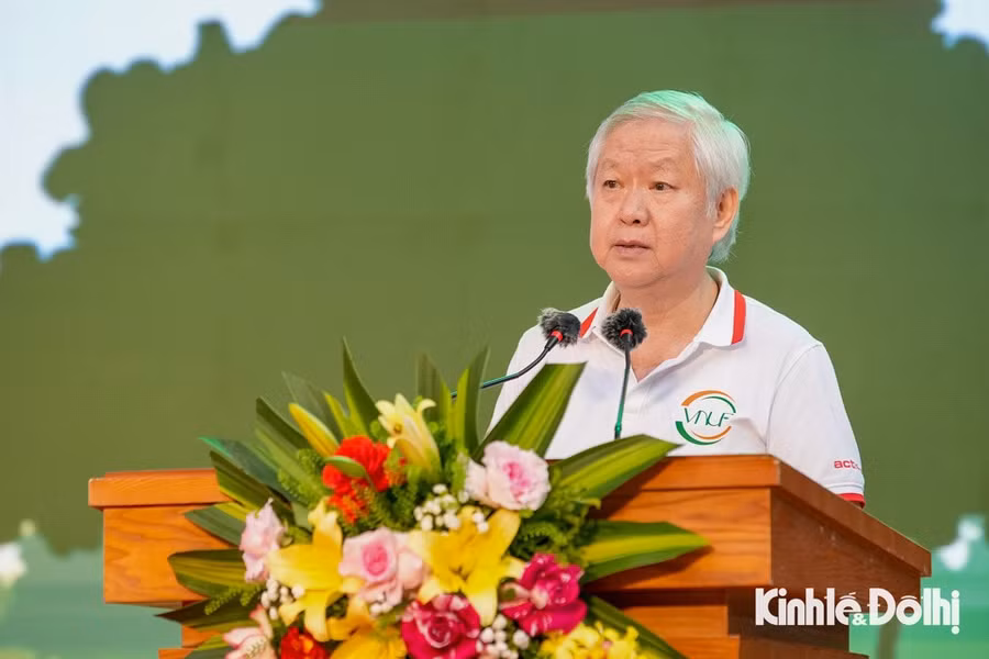 Nhà báo Tạ Việt Anh, Chủ tịch Hội đồng Quản lý Quỹ AFV nhấn mạnh: "Việc ký thỏa thuận hợp tác lần này và tổ chức sự kiện “Đi bộ vì Con người và Hành tinh” tại Trường Đại học Lâm nghiệp là nơi gắn liền với sứ mệnh bảo vệ và phát triển tài nguyên rừng, thể hiện mối quan tâm lớn của chúng ta trước một vấn đề mang tính toàn cầu như bảo vệ môi trường. Qua đây, chúng tôi mong muốn góp phần cùng với nhà trường, cộng đồng xây dựng thế hệ thanh niên, sinh viên Việt Nam có kiến thức, có kỹ năng và hành động cụ thể nhằm thúc đẩy các giải pháp giảm thiểu ô nhiễm môi trường, thích ứng và phục hồi trước biến đổi khí hậu trong ngắn hạn, trung hạn và dài hạn, đồng thời thực hiện hiệu quả các mục tiêu phát triển bền vững".