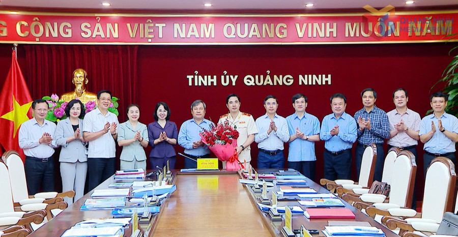 Ban Thường vụ Tỉnh ủy tặng hoa chúc mừng ông Trần Văn Phúc, Giám đốc Công an tỉnh được thăng cấp bậc hàm Thiếu tướng. Ban Thường vụ Tỉnh ủy tặng hoa chúc mừng ông Trần Văn Phúc, Giám đốc Công an tỉnh được thăng cấp bậc hàm Thiếu tướng.