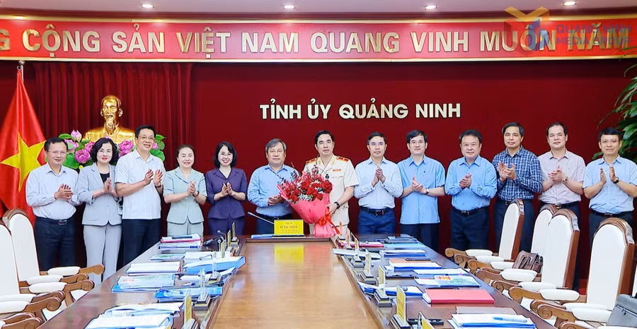 Ban Thường vụ Tỉnh ủy tặng hoa chúc mừng ông Trần Văn Phúc, Giám đốc Công an tỉnh được thăng cấp bậc hàm Thiếu tướng.
