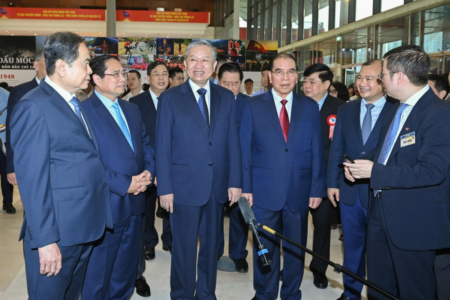 Tổng Bí thư Tô Lâm cùng các lãnh đạo Đảng, Nhà nước tham quan không gian trưng bày tại Hội báo toàn quốc năm 2025. 507014470-693319433473245-6178240100260657128-n.jpg
