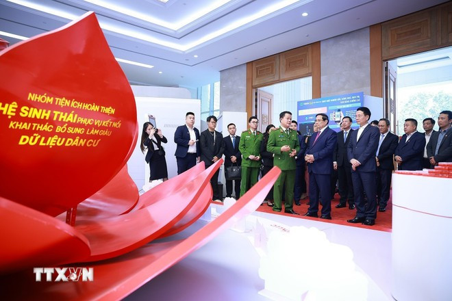 Thủ tướng Phạm Minh Chính tham quan trưng bày về phát triển khoa học, công nghệ, đổi mới sáng tạo và chuyển đổi số. (Ảnh: Dương Giang/TTXVN) Thủ tướng Phạm Minh Chính tham quan trưng bày về phát triển khoa học, công nghệ, đổi mới sáng tạo và chuyển đổi số. (Ảnh: Dương Giang/TTXVN)