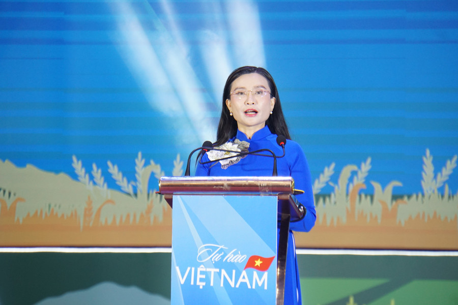 Chị Nguyễn Phạm Duy Trang - Bí thư TW Đoàn, Chủ tịch Hội đồng Đội TW phát biểu khai mạc chung kết Cuộc thi. Ảnh: Lê Nghĩa. dsc09549.jpg