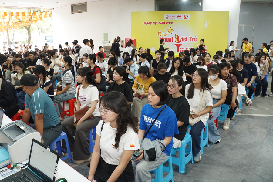 Ngày hội hiến máu Người Việt trẻ thu hút đông đảo các bạn sinh viên đến tham dự. Ảnh: Lê Nghĩa dsc09807.jpg