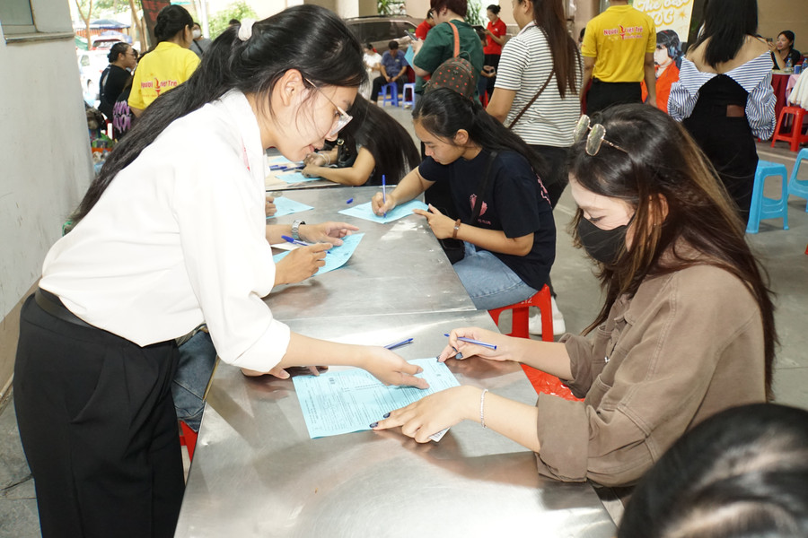 Các bạn tình nguyện viên luôn túc trực, hỗ trợ người đăng kí hiến máu. Ảnh: Lê Nghĩa. dsc09804.jpg