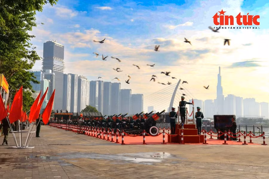 Dàn đại bác khai hỏa vang rền mở màn Lễ kỷ niệm 50 năm Ngày Giải phóng miền Nam, thống nhất đất nước