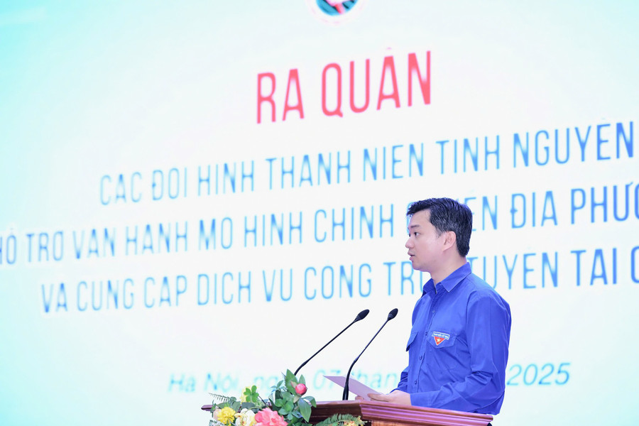 Anh Nguyễn Minh Triết - Bí thư BCH TW Đoàn, Chủ tịch Hội Sinh viên Việt Nam phát biểu tại lễ ra quân. Ảnh: Linh Phan. 79e5ba2e1a5cac02f54d.jpg