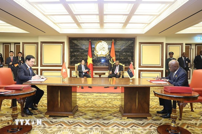 Chủ tịch nước Lương Cường và Tổng thống Angola João Manuel Gonçalves Lourenço chứng kiến lễ ký Ý định thư về thúc đẩy hợp tác quốc phòng giữa Việt Nam và Angola. (Ảnh: Lâm Khánh/TTXVN)