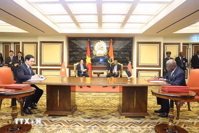 Chủ tịch nước Lương Cường và Tổng thống Angola João Manuel Gonçalves Lourenço chứng kiến lễ ký Ý định thư về thúc đẩy hợp tác quốc phòng giữa Việt Nam và Angola. (Ảnh: Lâm Khánh/TTXVN)