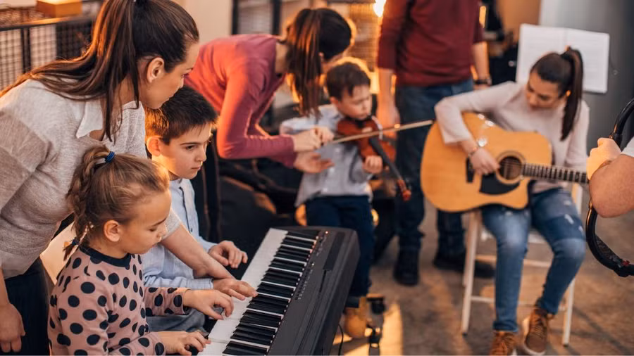Âm nhạc giúp giáo viên truyền tải SEL đến các em học sinh (Ảnh minh họa)