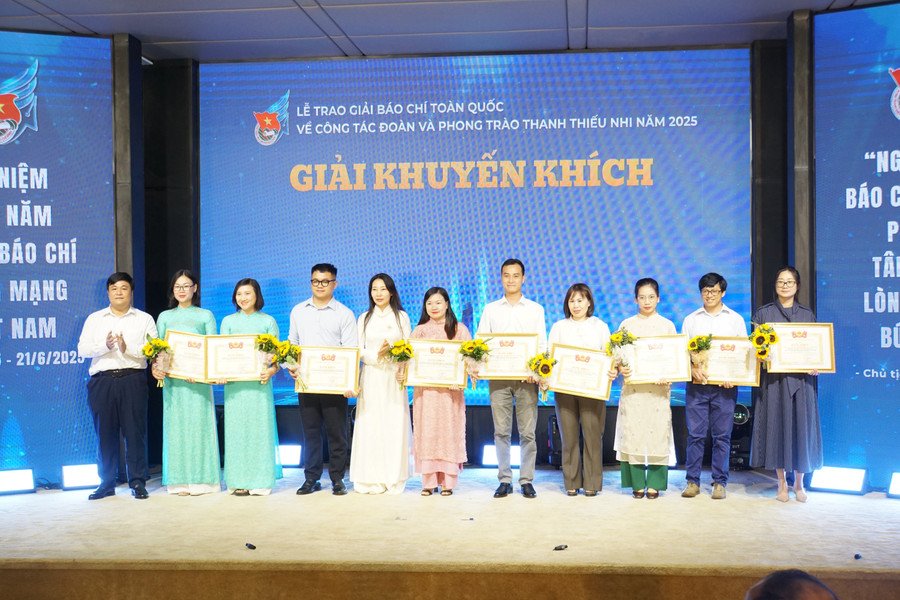 Các nhóm tác giả đạt giải Khuyến khích. dsc09207.jpg
