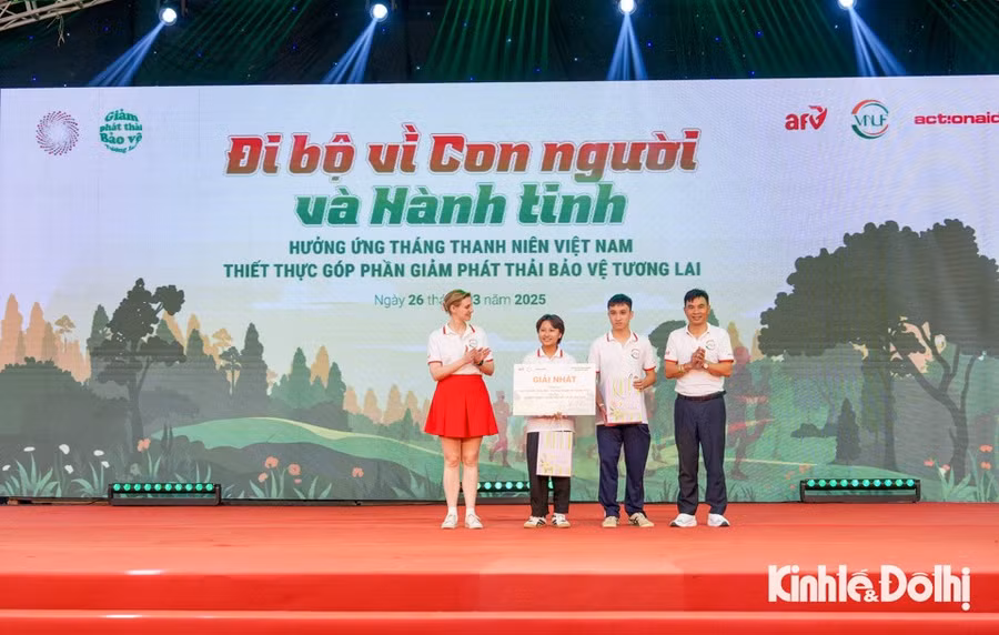 PGS.TS. Bùi Thế Đồi, Phó Hiệu trưởng Trường Đại học Lâm nghiệp và đại biểu trao giải Nhất Cuộc thi "nhà thông thái SDGs - Vì con người và hành tinh".